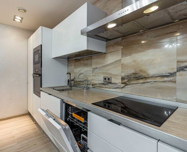 Як візуально розширити кухню: секрет вузьких шаф