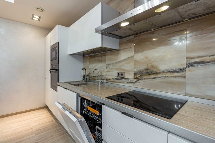 Як візуально розширити кухню: секрет вузьких шаф