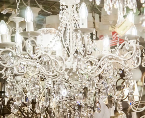 Навіщо дизайнери прибирають люстру: тренд, який дарує затишок