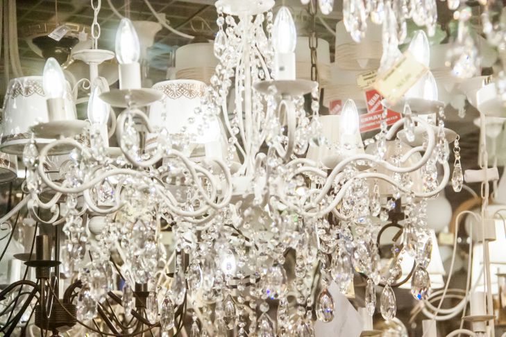 Навіщо дизайнери прибирають люстру: тренд, який дарує затишок