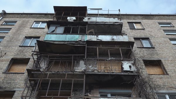 “Нас обіцяли першими”: Мешканці ірпінського будинку роками очікують відновлення після звільнення.