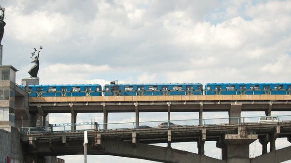 Київ: На лівому березі зневоднення, збій транспорту через відключення електроенергії