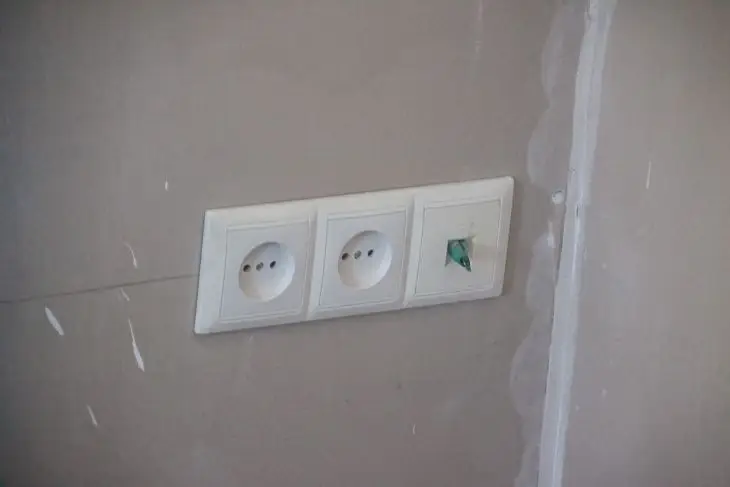 Скільки розеток потрібно на кухні: точний розрахунок для техніки