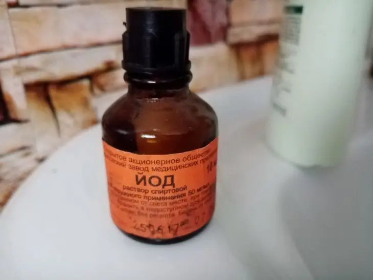 Таємна сила йоду: навіщо додавати пару крапель у воду для поливу розсади томатів йод