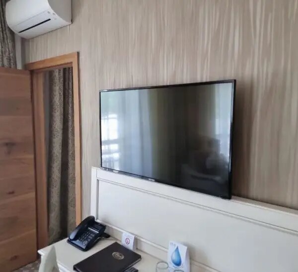 На якій відстані вішати телевізор: формула для зору