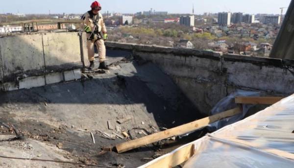 У Полтаві розбирають потрощені уламки багатоповерхового будинку після обстрілу.
