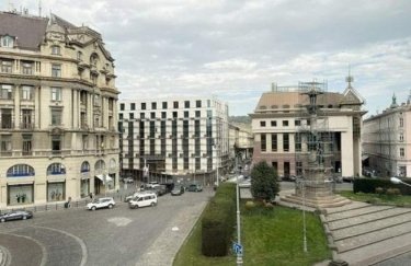 Львівські обранці виділили ділянку під автостоянку поблизу монумента Міцкевичу.