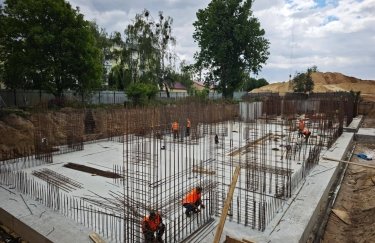 Реконструкція Гостомеля 2026: на вулиці Проскурівській зводять оселі та захисну споруду — ФОТО
