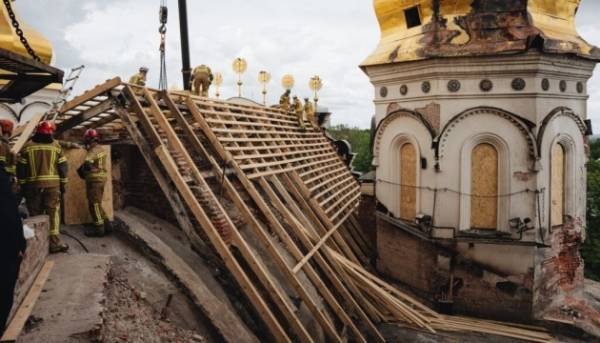 Пошкоджену покрівлю Успенського собору тимчасово накрили на 70% – повідомляє Мінкульт