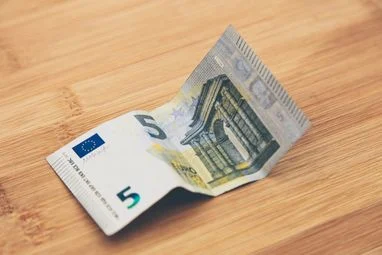 Реальний заробіток у Європейському Союзі залишається меншим, ніж у 2021 році.