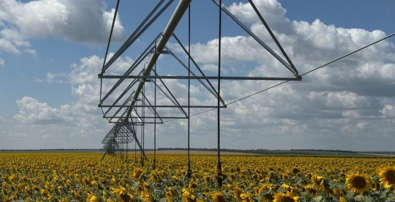 Система зрошення на полі з соняшником у Кіровоградській області Система зрошення на полі з соняшником у Кіровоградській області