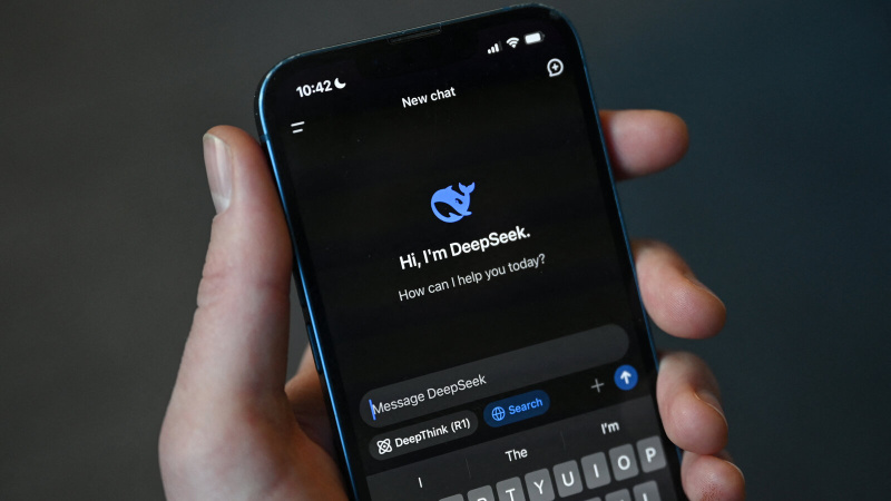 Китайський розробник технологій штучного інтелекту DeepSeek повідомив потенційних інвесторів про тимчасове призупинення другого раунду фінансування.