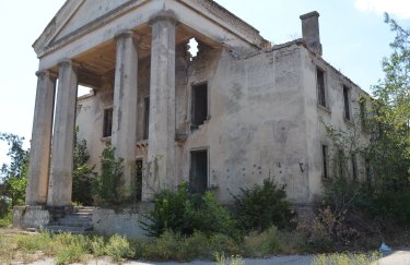 Будинок культури на два поверхи, збудований з черепашника, пропонується до продажу