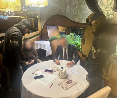 Киянина затримали у листопаді 2025 року під час отримання коштів.