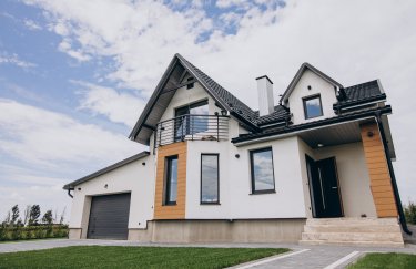 Відновлення на рідній землі: перші споруджені житла