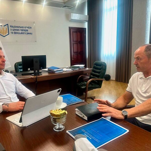 Голова Нацкомісії з цінних паперів та фондового ринку (НКЦПФР) Ігор Семенюк провів зустріч із віце-прем’єром Сергієм Тігіпком, на якій сторони обговорили шляхи залучення приватних інвестицій.
