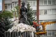 У столиці розпочали демонтаж захисних споруд з монументів: перші кроки біля пам’ятника Лесі Українці | Нерухомість Києва