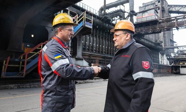 “Метінвест” незважаючи на військові дії та нові труднощі, з початку липня збільшує заробітну плату співробітникам на 10%, виключаючи менеджерський склад.
