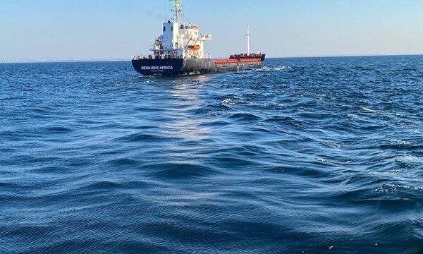Порт “Чорноморськ” та інші великі порти Одещини функціонують у звичайному режимі, незважаючи на ворожі атаки, інформує Мінінфраструктури.