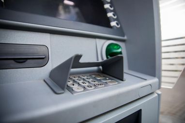 Готівку проковтнув банкомат: головні причини та рекомендації