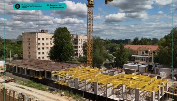 Житловий комплекс створюють у Гостомелі на місці багатоповерхових будинків, які були знищені внаслідок обстрілів.
