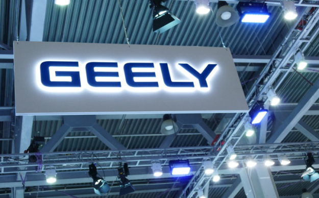 Ford Motor і китайська компанія Geely досягли угоди, за якою американський автовиробник продасть частину свого заводу Almussafes поблизу Валенсії, повідомляє газета ABC у середу.► Читайтесторінку «Мінфіна» у Фейсбуці: головні фінансові новиниЩо це дасть GeelyУгода дозволить Geely налагодити виробництво електромобілів в Іспанії, пише ABC з посиланням на обізнані джерела.