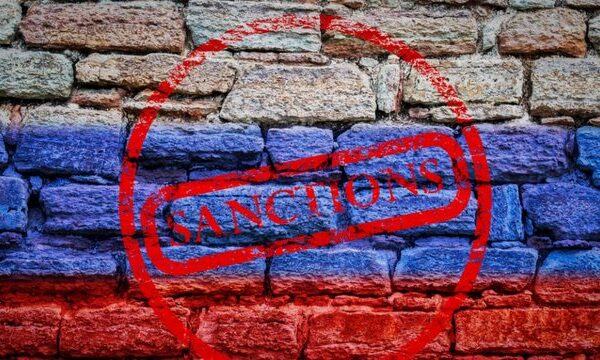 Євросоюз запровадив обмеження проти 33 російських банків, заборонивши їм користуватися SWIFT