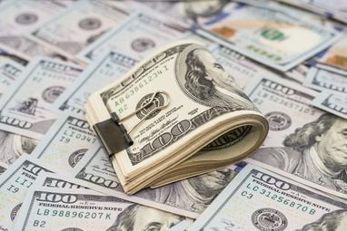 російські олігархи переказують мільярди доларів за межі країни, боячись втрати своїх активів