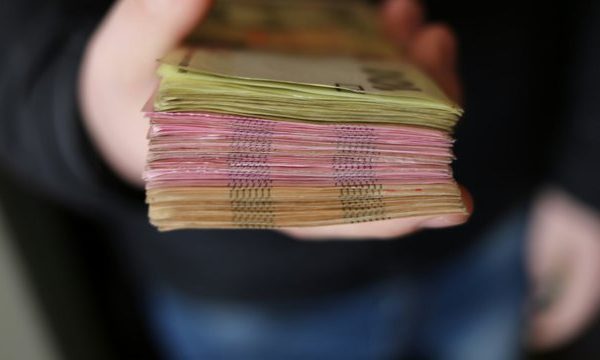 Більше ніж 80% звичайних громадян України визнають, що їхні заробітки не дозволяють їм забезпечити належний рівень життя, згідно з дослідженням ЄБА.