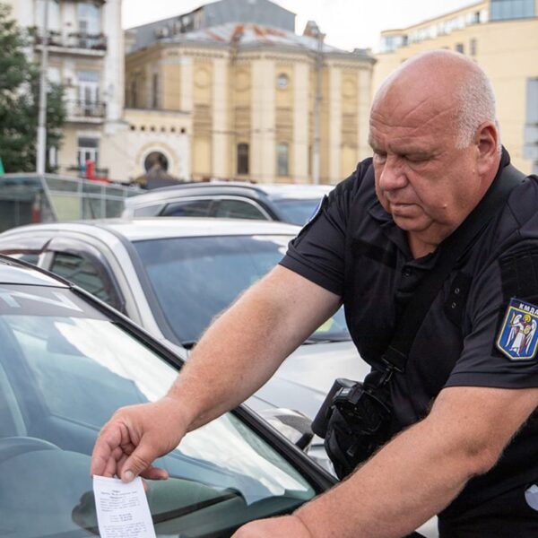 Штраф 680 гривень та евакуатор: автівку заберуть за стоянку біля під’їзду та на зеленій зоні