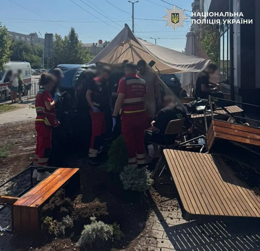 Внаслідок ДТП постраждав водій одного з авто.