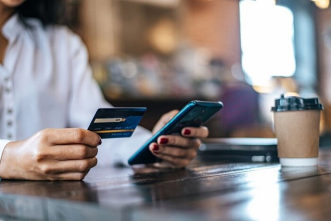 На платформі Кабінету Міністрів Українирозглянули звернення з вимогою заборонити фінансовим установам стягувати плату за перекази на офіційно верифіковані благодійні рахунки.