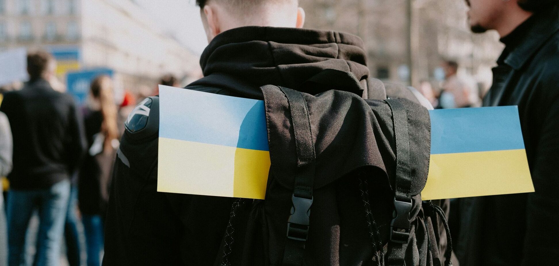 Ілюстрація - чоловік з прапорцями України в рюкзаку
