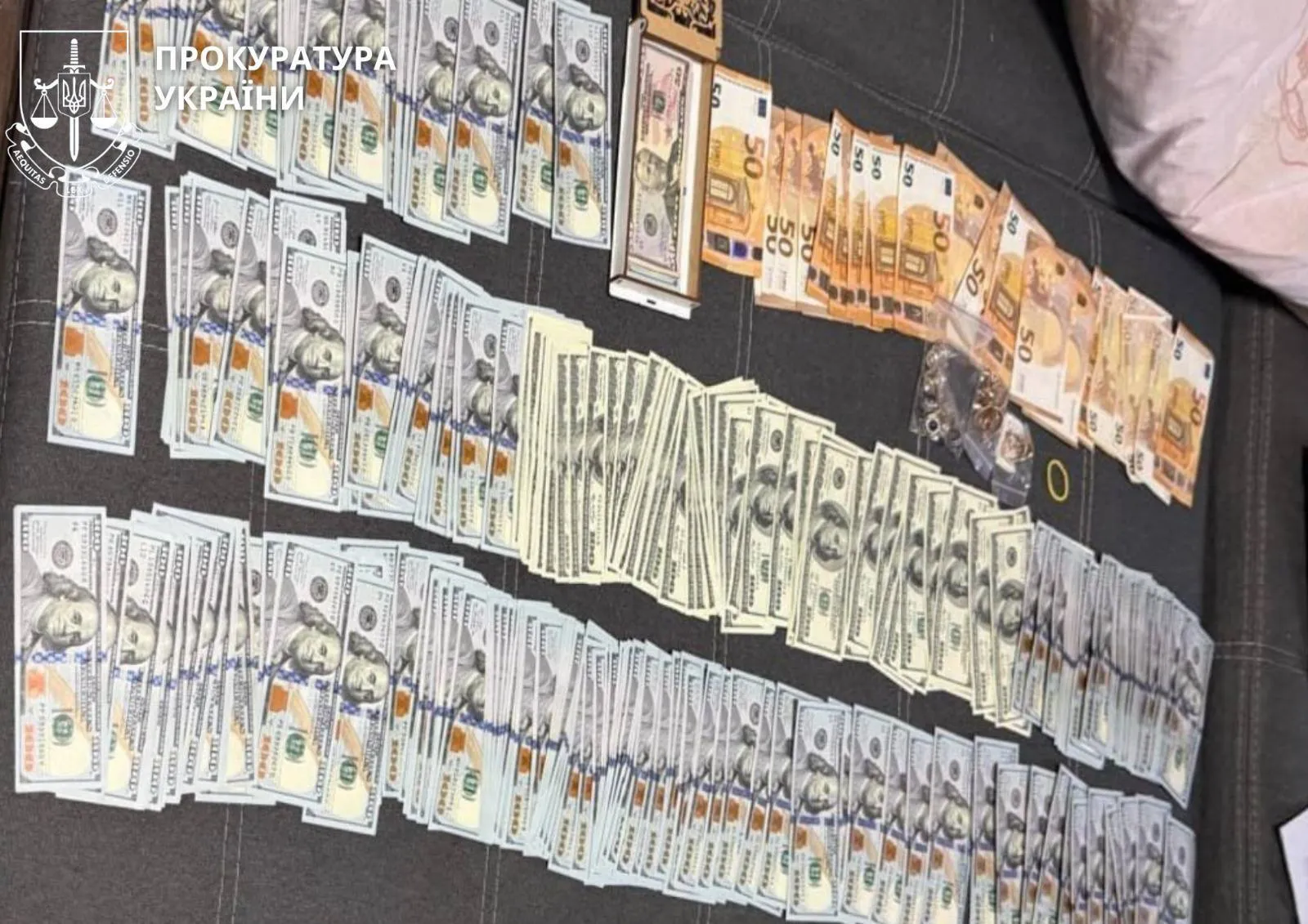 Під час обшуків виявлено понад 51 тис. доларів та 2,1 тис. євро
