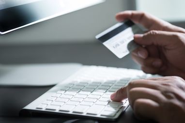 Нові банківські обмеження: чиї карти та платежі заблокують уже цього місяця