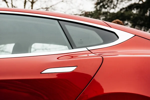 Tesla відкликає 3 мільйони авто в Китаї через проблеми з ручками дверей — Мінфін
