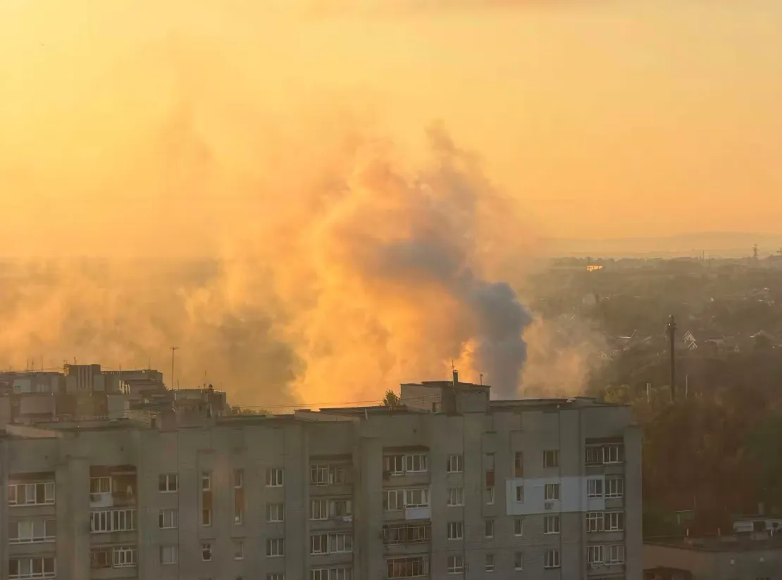 У соцмережах поширюється фото диму над місцем вибуху у Львові