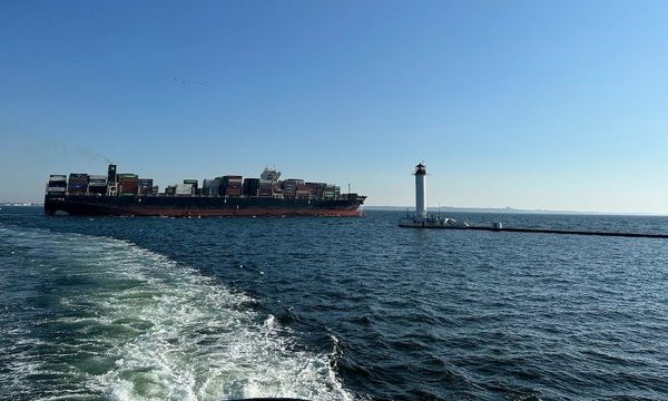 Експерти прогнозують, що блокада українських морських портів призведе до зниження ВВП на 0,6-0,9%, попереджаючи про ризик втрати деяких ринків збуту для української продукції.