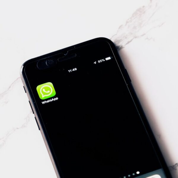 WhatsApp: 7 шахрайських схем, які викрадуть ваші кошти з банківських карт. Остерігайтесь: навіть “друзі” можуть надсилати запити на отримання SMS-кодів.