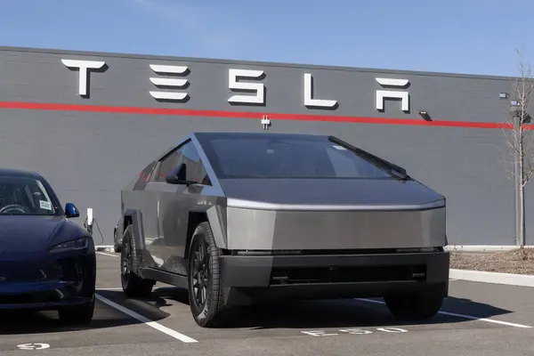 Tesla знову внесла зміни до вартості Cybertruck, підвищивши її на $5 тисяч.