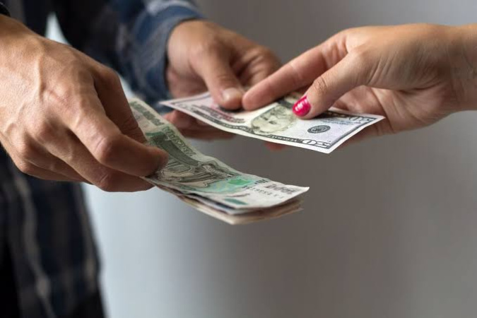 Покоління Z вже отримало дипломи, знайшло першу роботу або активно її шукає, але фінансової незалежності це не гарантує.