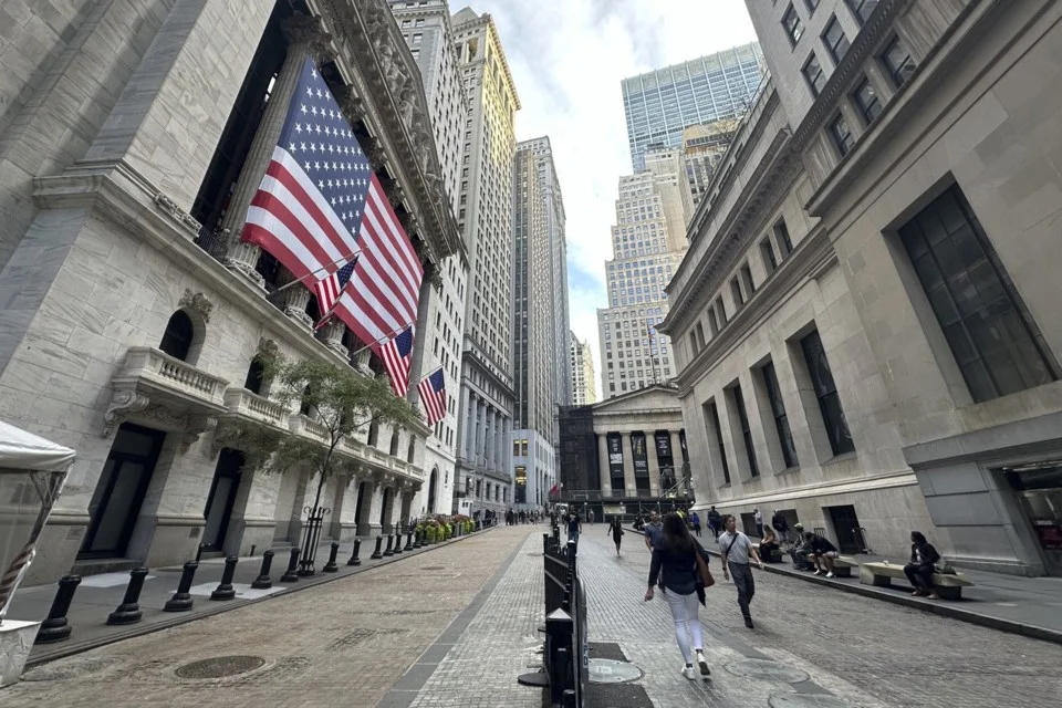Згідно з даними International Business Times, індекс волатильності CBOE Volatility Index (VIX), відомий як «барометр страху» на Волл-стріт, у п'ятницю знизився до позначки 14,2 пункту — найнижчого показника з 2026 року.