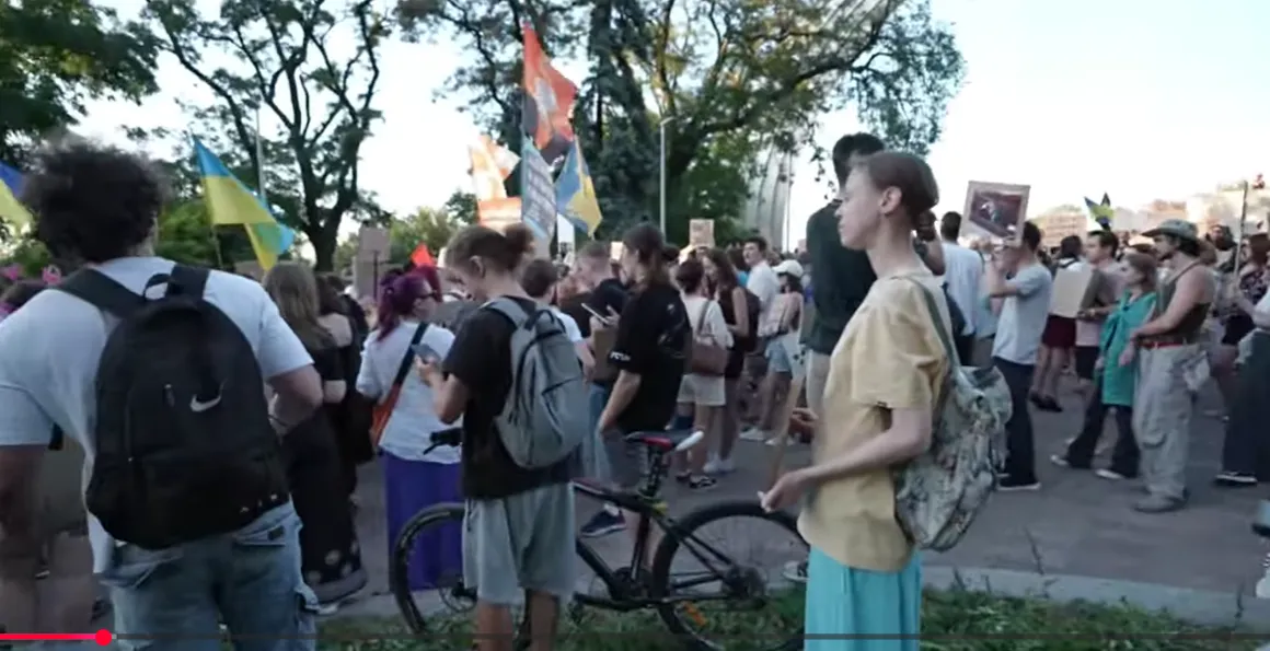 Люди протестують в Києві.