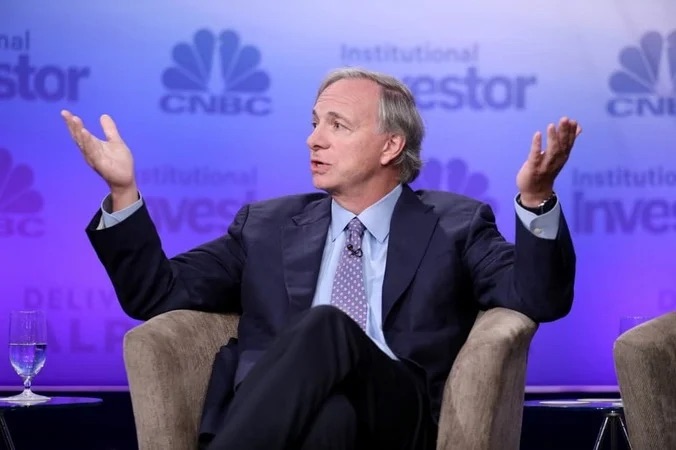 Рей Даліо, засновник Bridgewater Associates та інвестор-мільярдер, рекомендує учасникам ринку розподіляти інвестиції за різними активами та країнами з надійною фінансовою стабільністю. Він також радить зменшити частку в облігаціях та спрямувати до 15% капіталу на купівлю золота.