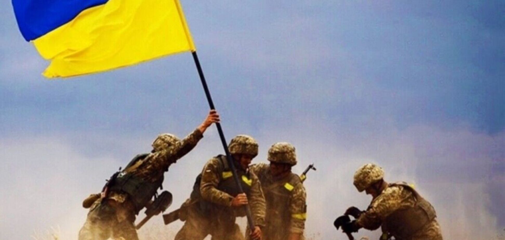 Українські воїни встановлюють державний прапор на звільненій від окупантів території України. Архівне фото