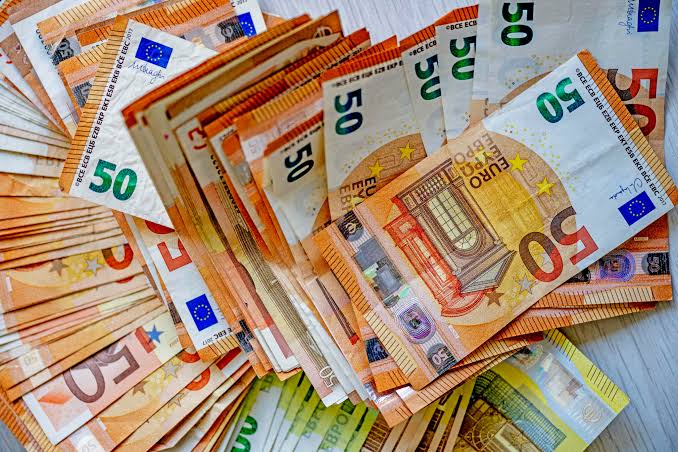 У четвер, 20 серпня, на готівковому ринку середній курс долара не змінився в покупці та втратив 1 копійку у продажу.