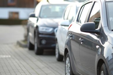 Де заборонено паркувати автівку біля багатоповерхівки
