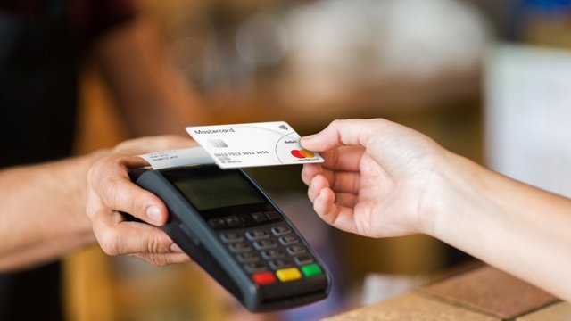 НБУ збільшив ліміти операцій з корпоративними картками за кордоном та пом'якшив низку валютних обмежень для юросіб