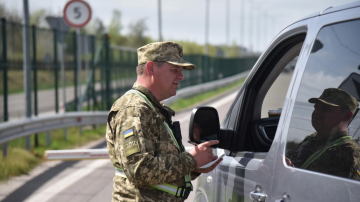 Перевірка документів на кордоні України