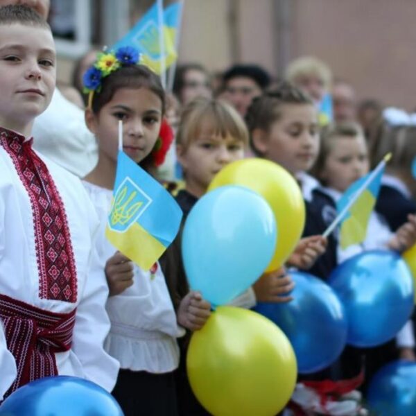 Скасування шкільних лінійок: українців попередили про ризики
